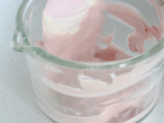 草莓奶冻&紫薯布丁,搅拌均匀，调成淡紫色或再取一份奶油加红曲粉，调成粉色