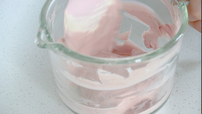 草莓奶冻&紫薯布丁,搅拌均匀，调成淡紫色或再取一份奶油加红曲粉，调成粉色