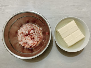 豆腐肉丸子,主要食材如图所示示意，猪肉沫、豆腐