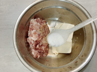 豆腐肉丸子,加入适量胡椒粉去腥，一勺盐进行调味