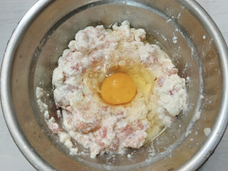 豆腐肉丸子,加了一个鸡蛋（可只加蛋清，这样丸子是灰白的更好看，或者比价也是可以，不然太稀不好上手捏出丸子）
