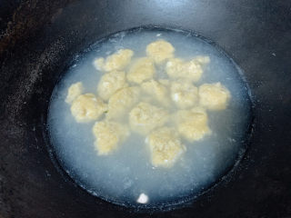 豆腐肉丸子,煮至沸腾浮起（因为加了鸡蛋，煮了之后呈现偏黄色，而且汤底浑浊）