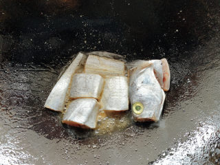 剁椒带鱼,直接入油锅中，中小火煎炸至表面定型