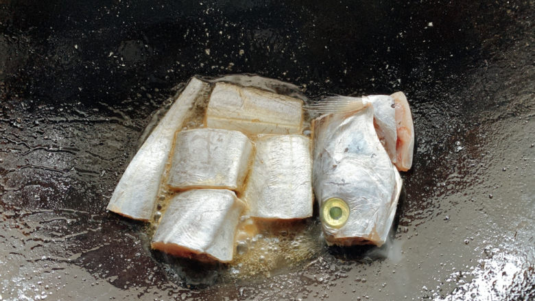 剁椒带鱼,直接入油锅中，中小火煎炸至表面定型