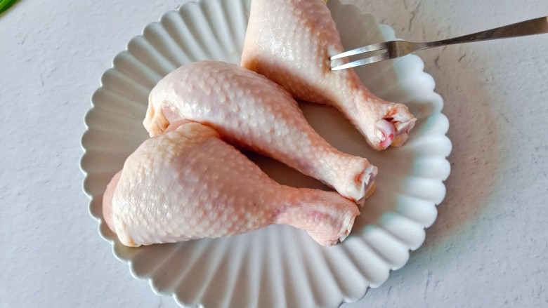 盐焗鸡腿,鸡腿用刀叉多扎一点小洞，便于腌制的时候入味。