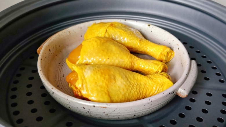 盐焗鸡腿,腌制好的鸡腿把配料去除干净，放入蒸锅蒸10分钟左右。