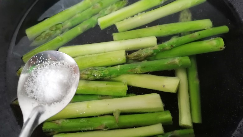 培根芦笋卷,加入一勺盐可以使其更翠绿