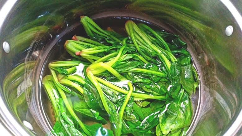 麻酱菠菜,锅中烧水，水开后锅中滴入少许油，下入菠菜烫一分钟