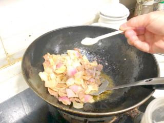 洋葱炒肉片,加盐，味精即可起锅