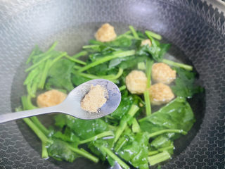 菠菜鱼丸汤,加入适量的白胡椒粉拌匀即可食用