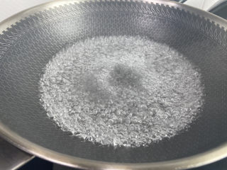 菠菜鱼丸汤,锅中加入两碗清水大火煮沸