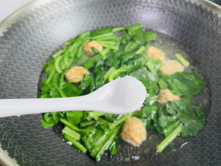 菠菜鱼丸汤,根据个人口味加入适量盐
