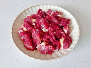 番茄牛肉面,牛腩清洗干净后切成小方块。