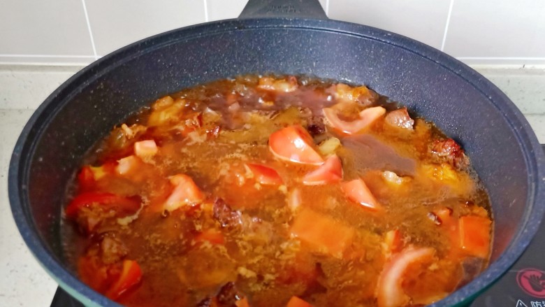 番茄牛肉面,加入适量的开水，放入香料开大火煮开。