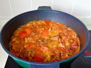 番茄牛肉面,炖煮到汤汁粘稠，加入盐调味，放入剩下的番茄块炖煮十分钟。