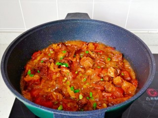 番茄牛肉面,最后开大火收汁，放入葱花即可出锅。