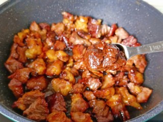 番茄牛肉面,加入一勺豆瓣酱。