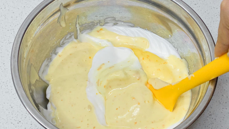 橙子蛋糕,蛋黄糊-蛋白混合：5⃣️与上述同样的方法：以J字形手法混拌，刮刀始终总是与盆底接触后向上翻，同时，手不停转动盆子，使其更快速的拌匀。