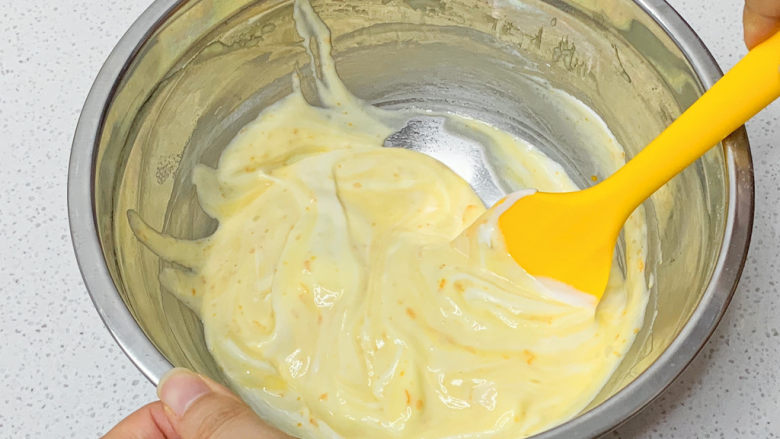 橙子蛋糕,蛋黄糊-蛋白混合：3⃣️经过几回的翻拌，大致均匀后准备倒回剩余打发好的蛋白中。⚠️手法轻柔且快速，减少消泡。