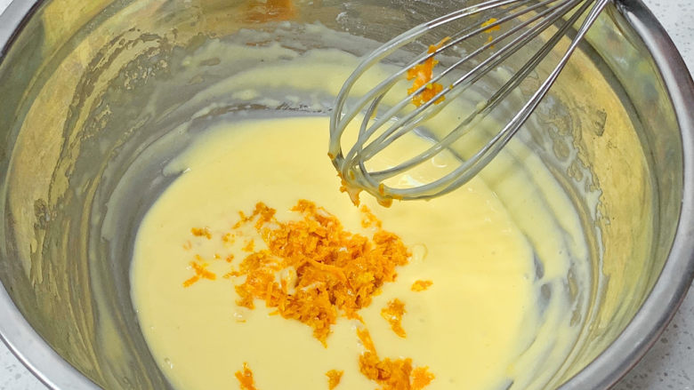 橙子蛋糕,蛋黄糊部分：4⃣️加入橙子皮，搅拌均匀