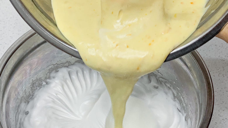 橙子蛋糕,蛋黄糊-蛋白混合：4⃣️把上面混拌好的面糊继续倒回剩余蛋白中。