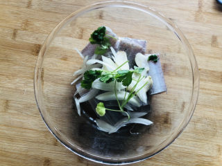 干煎带鱼,放入香菜用筷子搅拌均匀后腌制10分钟。