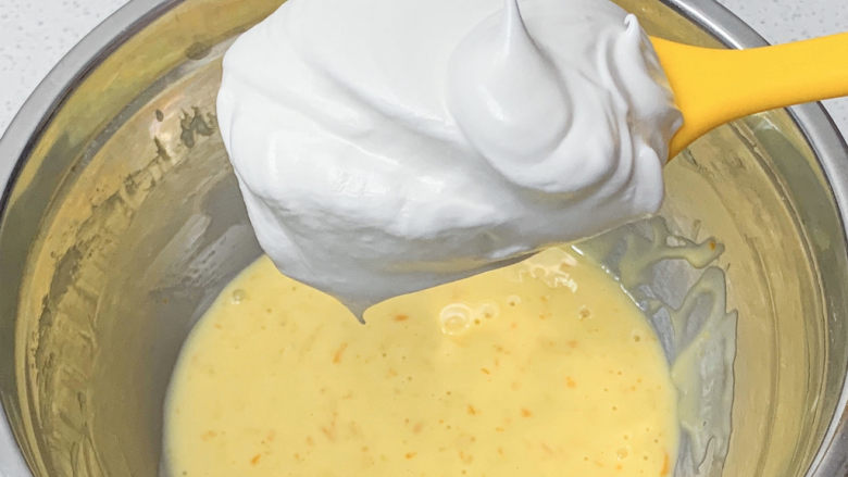 橙子蛋糕,蛋黄糊-蛋白混合：1⃣️“牺牲的蛋白”：用刮刀取一勺蛋白，（判断打发状态好的蛋白：在刮刀上不易掉落。）
