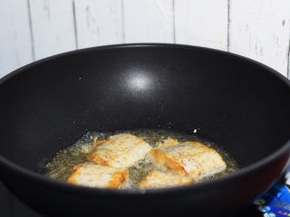 干煎带鱼,小火慢煎至熟，表面金黄色即可捞出控油