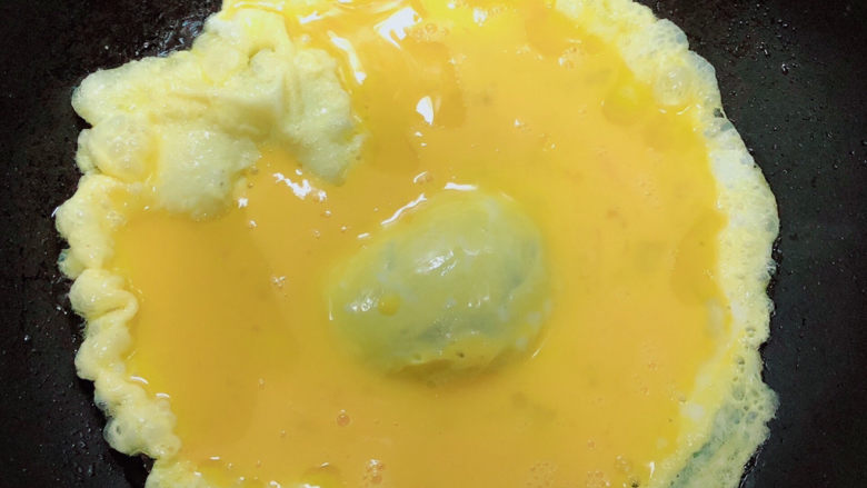 花菜炒鸡蛋,锅中倒入油，加热至五成热，倒入鸡蛋。
