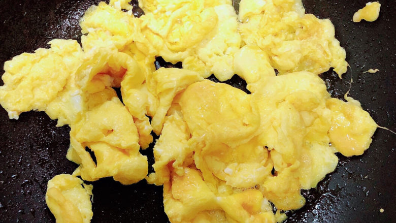 花菜炒鸡蛋,鸡蛋炒好盛出待用。