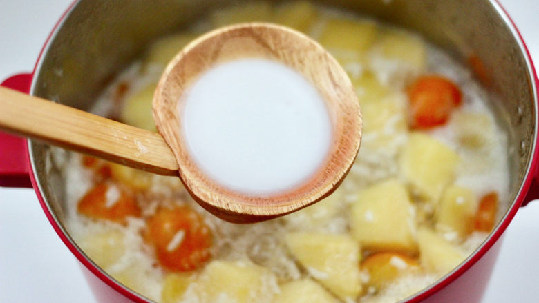 百合酒酿金桔苹果羹,加入水淀粉勾芡，这样炖煮出来的甜汤更入味好喝。