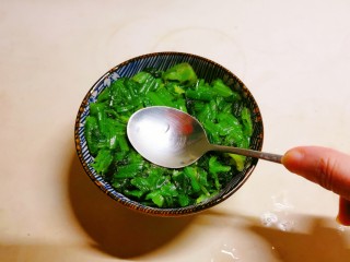麻酱菠菜,放入小碗里，压实。