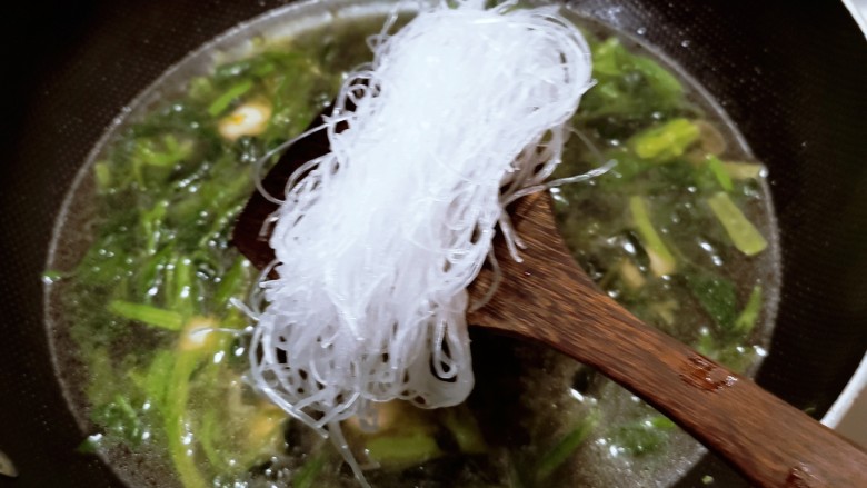 菠菜鱼丸汤,注入适合自己量的清水，同时放入粉丝烧开。