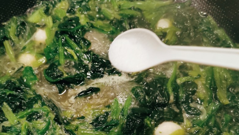 菠菜鱼丸汤,放入盐调味。