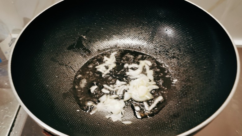 菠菜鱼丸汤,起油锅放入食用油，油热后放入葱片炒香。