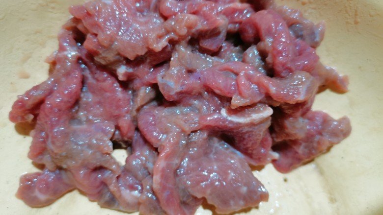 番茄牛肉面,把它抓均腌制半小时左右