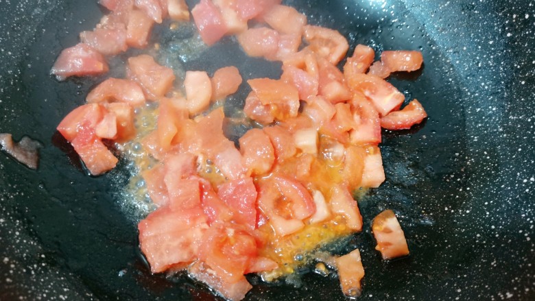 番茄牛肉面,热锅烧油，先把番茄丁放入翻炒