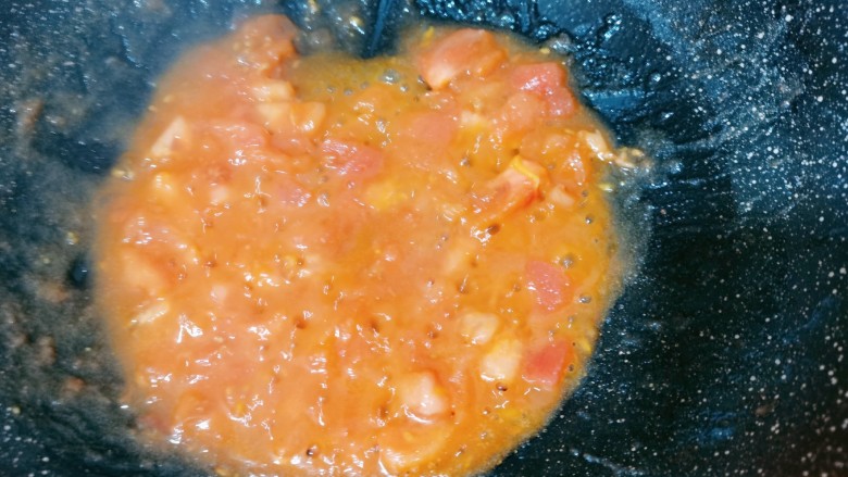 番茄牛肉面,加点食盐炒成糊状