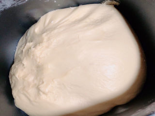 酸奶面包,揉至可以拉出手套膜即可。
