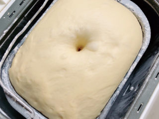 酸奶面包,将面团团发酵至2.5倍大小。
