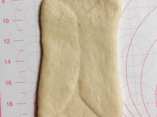 酸奶面包,擀成约8厘米宽的长条状。