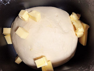 酸奶面包,加入软化的黄油，继续揉面。