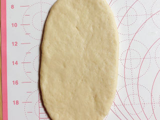 酸奶面包,滚圆，每一个面团先擀成椭圆状。