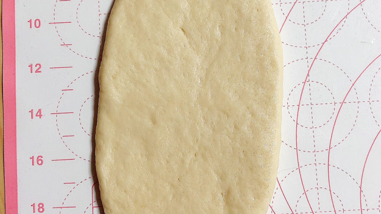 酸奶面包,滚圆，每一个面团先擀成椭圆状。