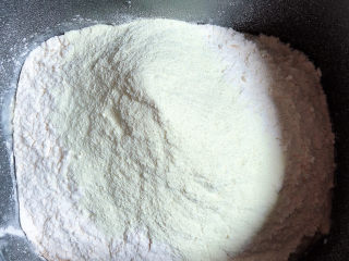 酸奶面包,再放入酵母粉、高筋面粉、奶粉。