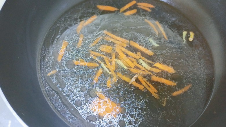 菠菜鱼丸汤,加入适量清水