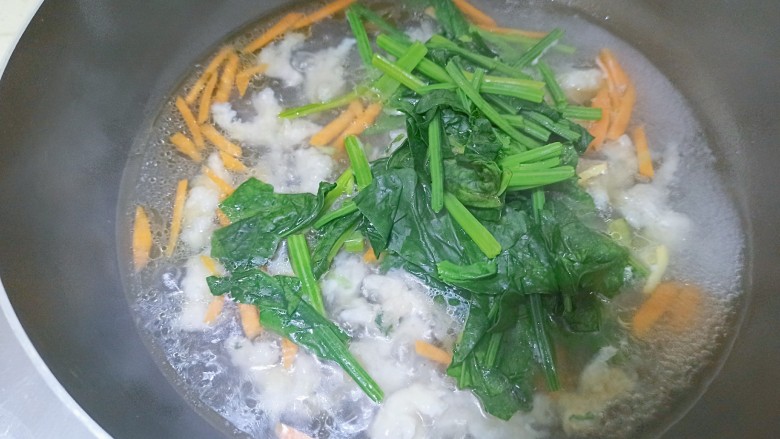 菠菜鱼丸汤,水微开加入鱼丸，大开加入菠菜