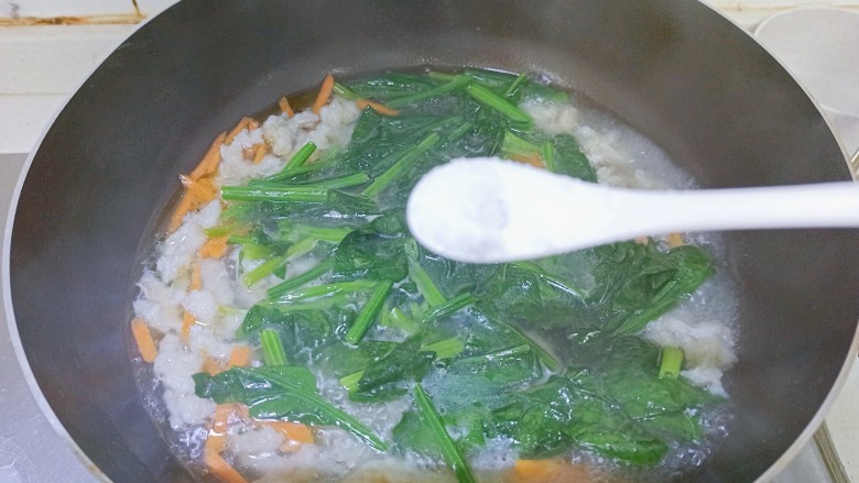 菠菜鱼丸汤,因为都是熟的了，所以不需要煮很久，加入一小勺食盐