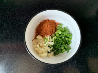 麻酱菠菜,碗中准备葱花蒜末辣椒粉