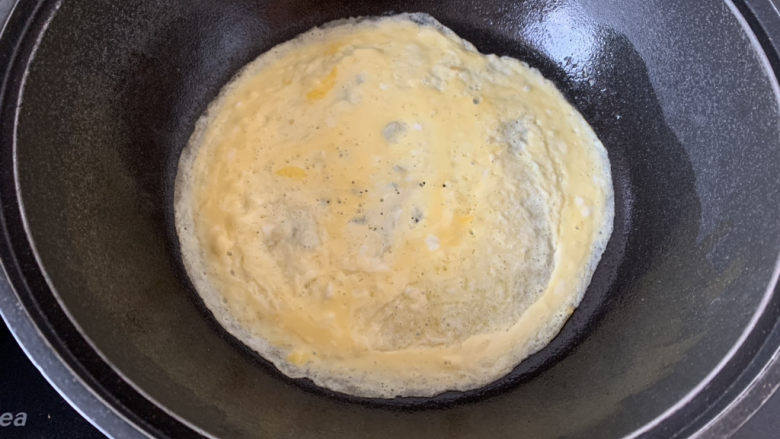 麻酱菠菜,锅里刷一层薄薄的油，倒入少量蛋液，慢慢煎成金黄色蛋皮
